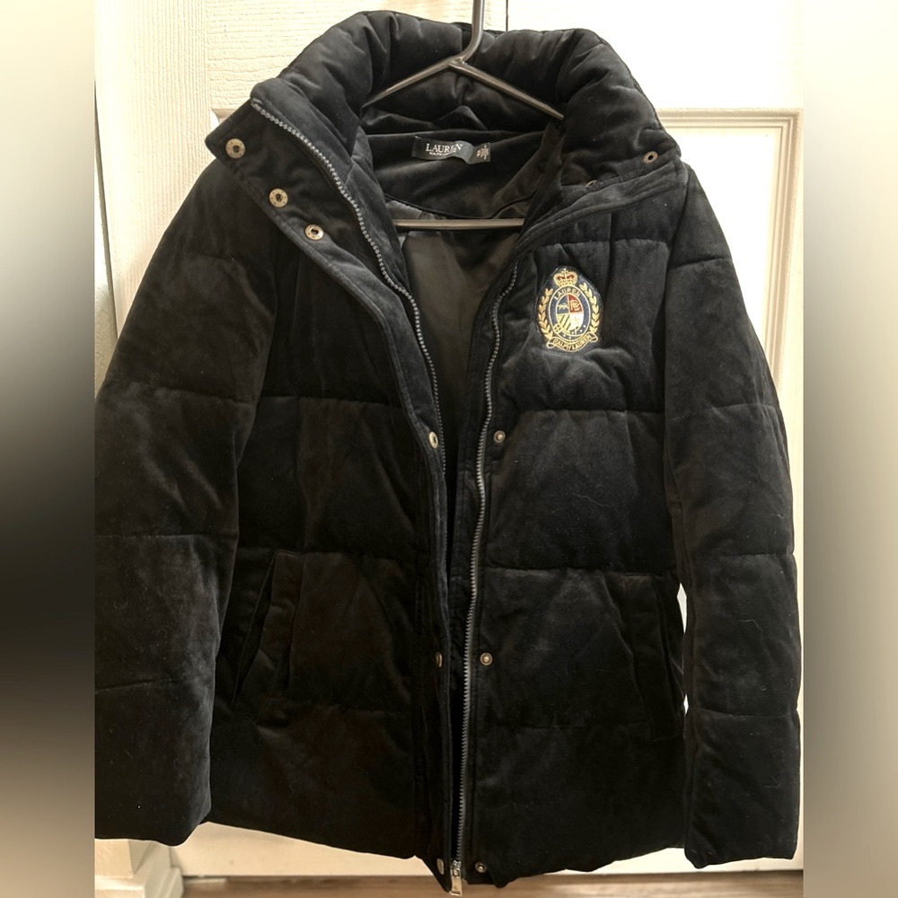 🖤 Ralph Lauren (2023) 🌟 Women’s Black Velvet Quilted Puffer Jacket. 🖤